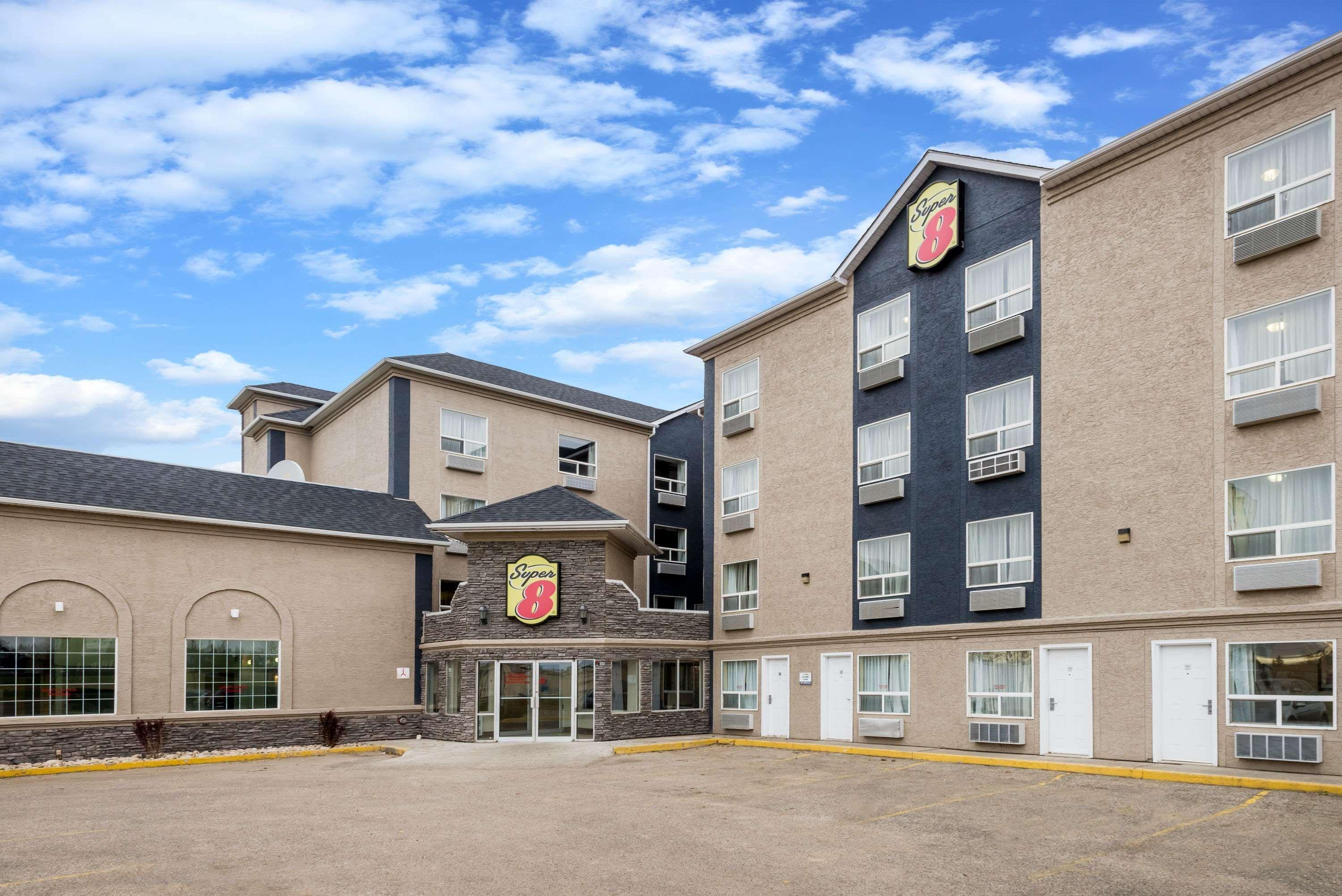 Super 8 By Wyndham Grande Prairie Hotel Buitenkant foto