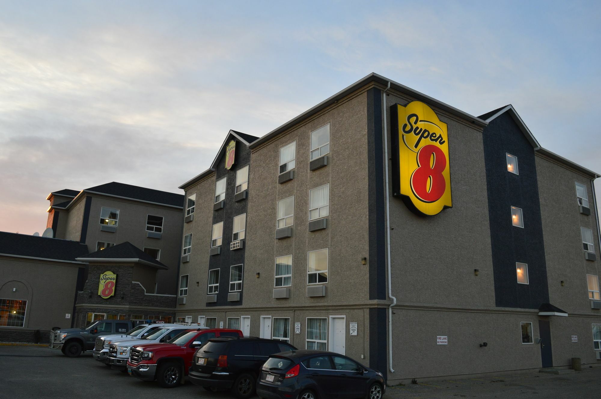 Super 8 By Wyndham Grande Prairie Hotel Buitenkant foto