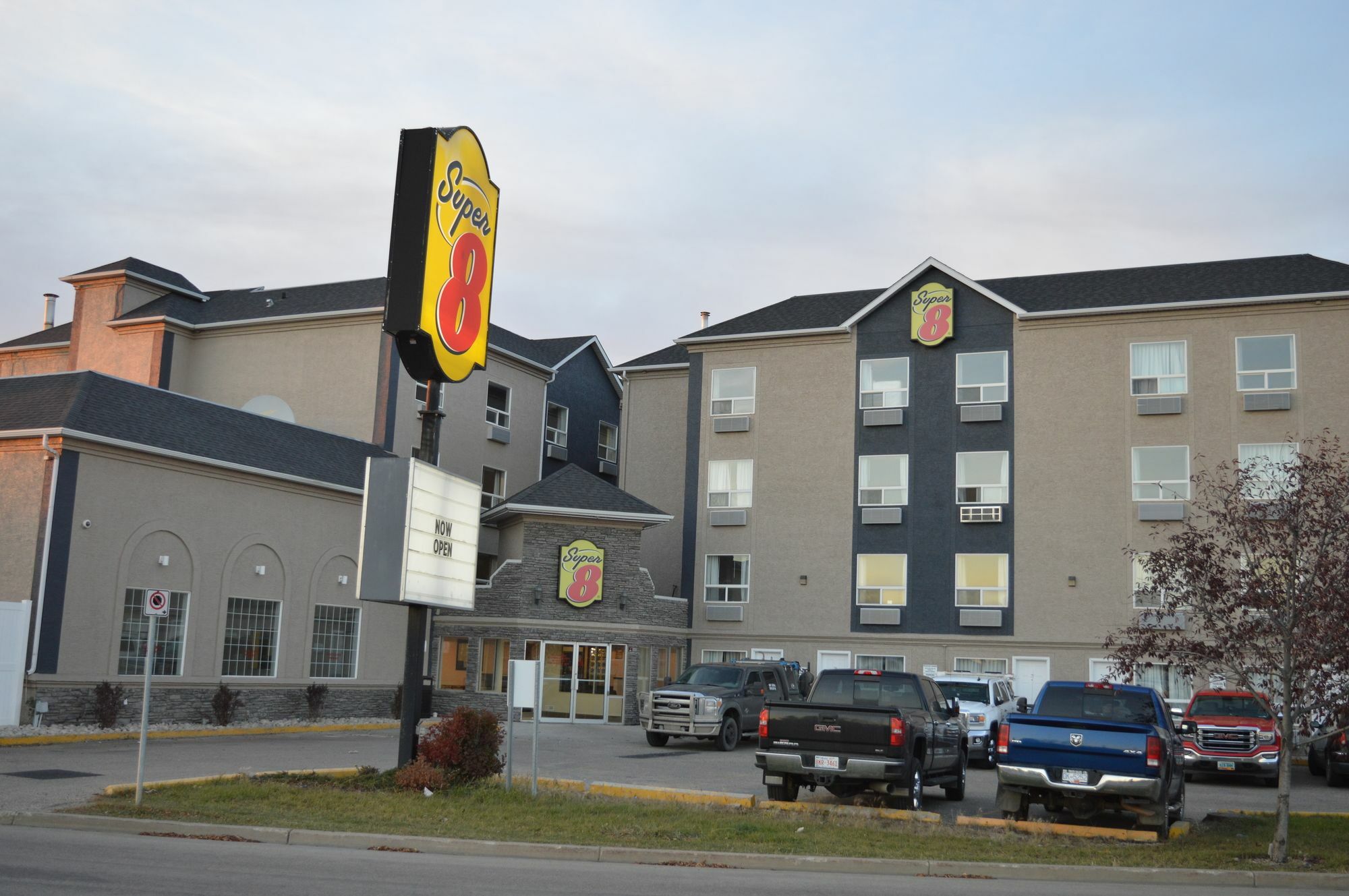 Super 8 By Wyndham Grande Prairie Hotel Buitenkant foto